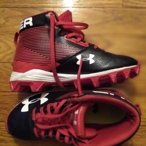 Size 1Y boys Under Armour football cleats